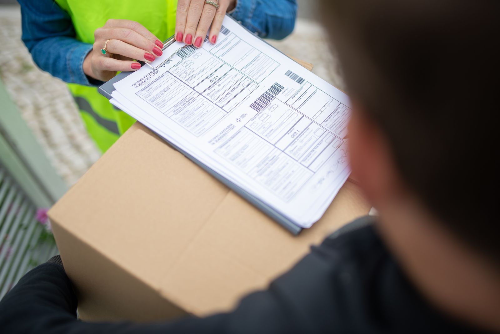Parcel handover with receipt record
